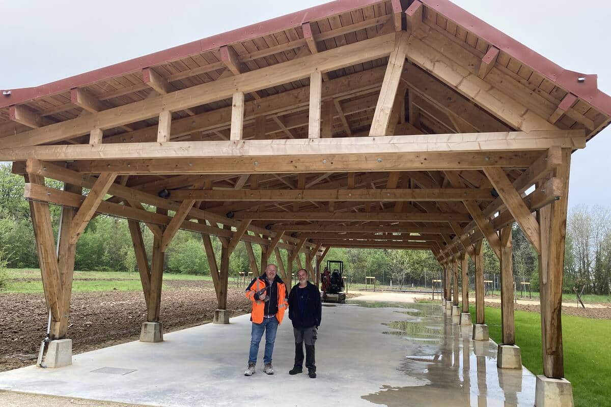 Deux élus sous la nouvelle Halle de Monthelon